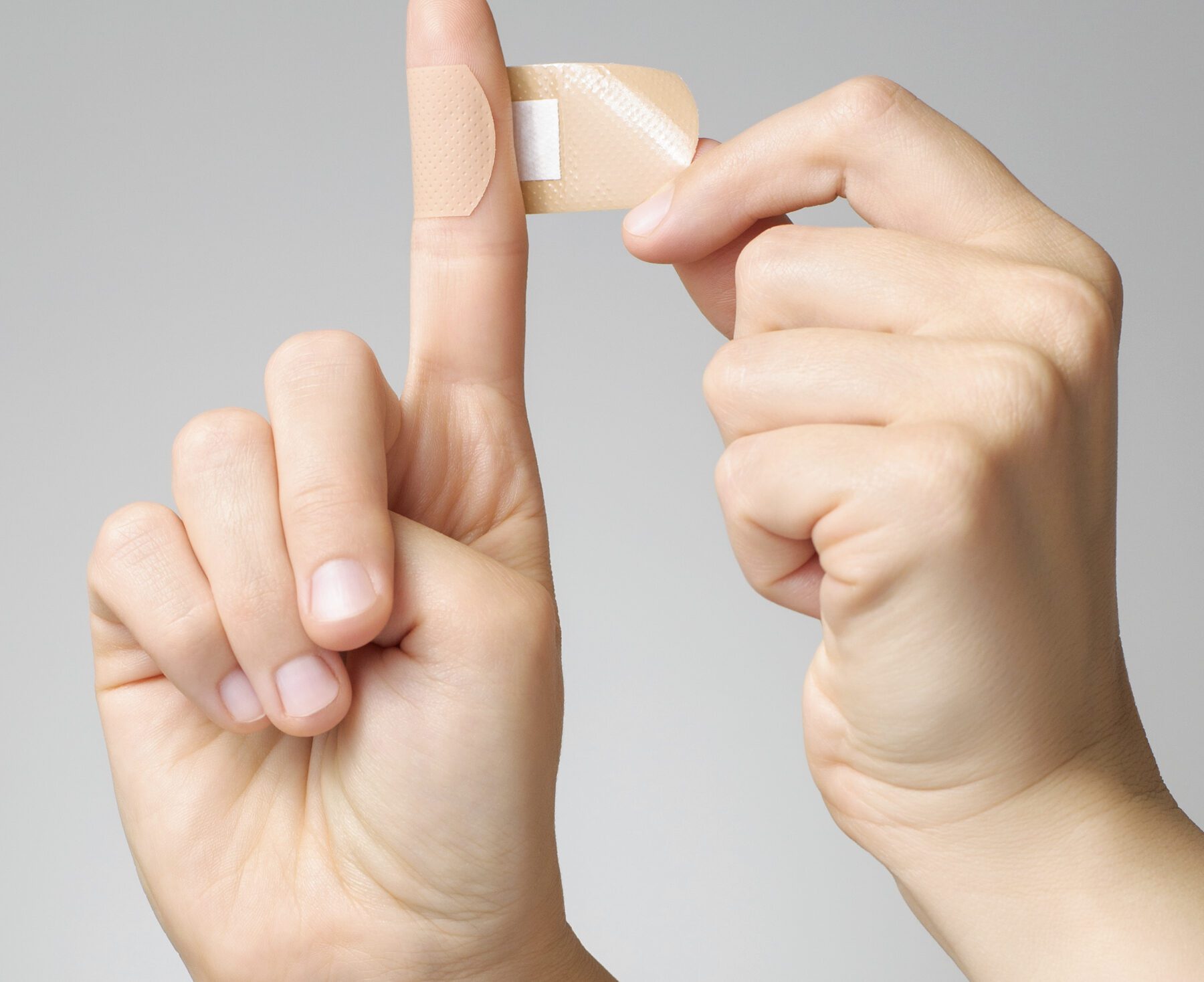 dos manos juntas una con vendajes representando dolor y la otra con una venda desatandola simbolizando la sanacion