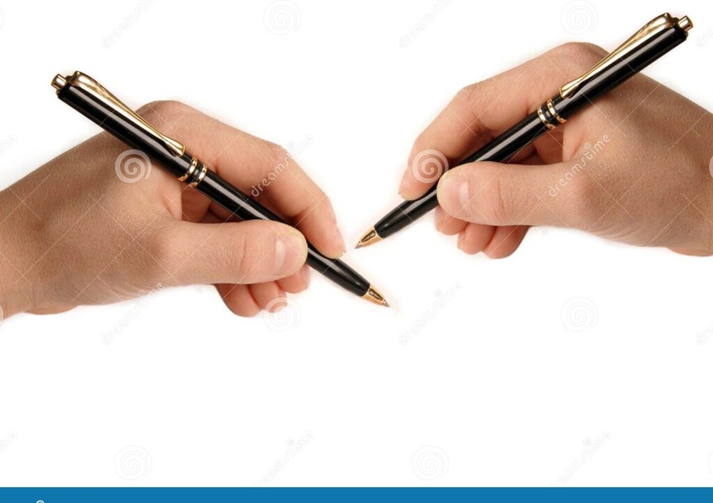 Expresa tu aprecio de manera sincera en una carta a tu amigo 1 dos manos sosteniendo una pluma y escribiendo en un papel