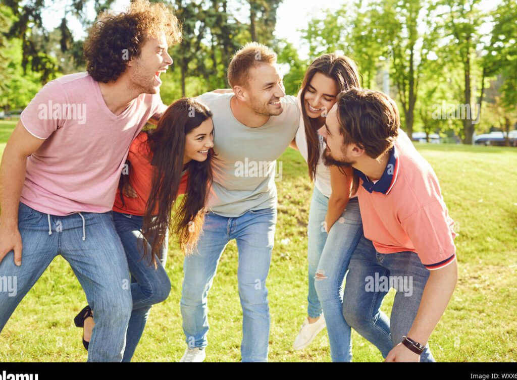 Lecciones de amistades duraderas: qué aprender de ellas 1 un grupo de amigos riendo y abrazandose en un parque 2