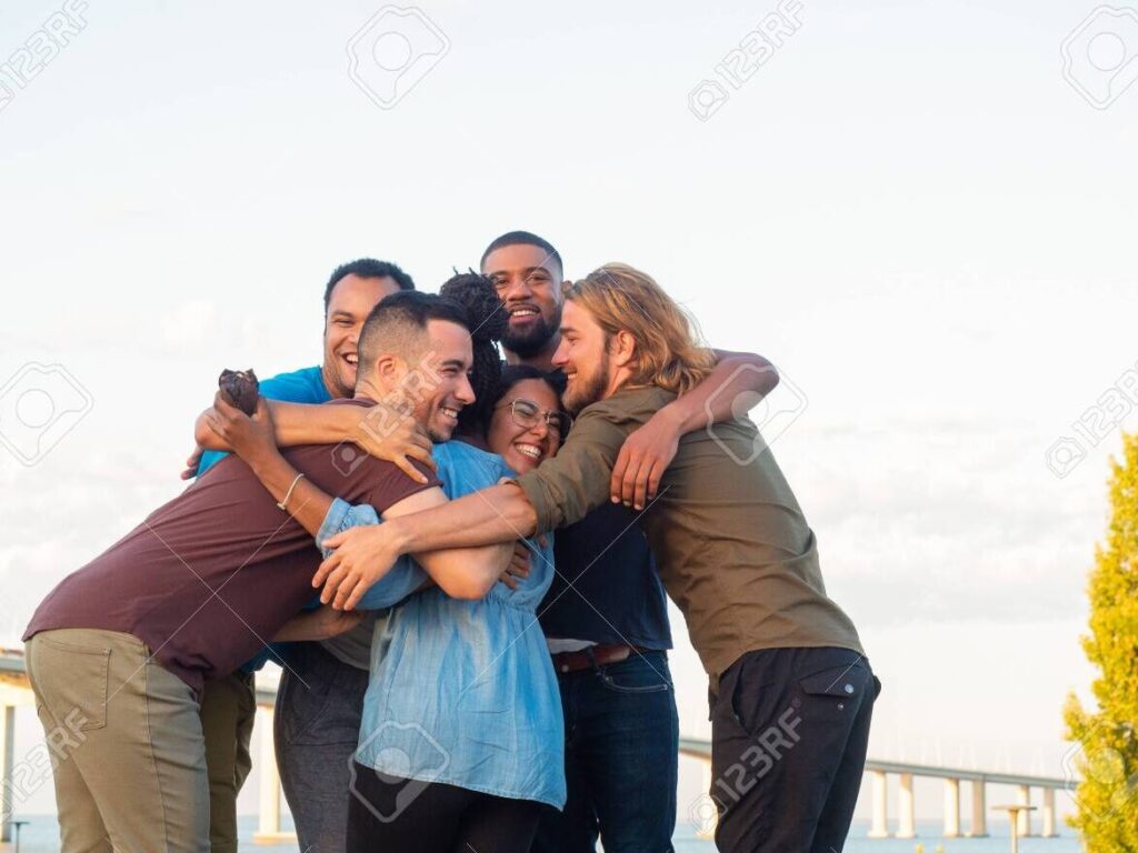 5 estrategias para fortalecer la amistad en momentos difíciles 1 un grupo de amigos sonriendo y abrazandose en un parque 1