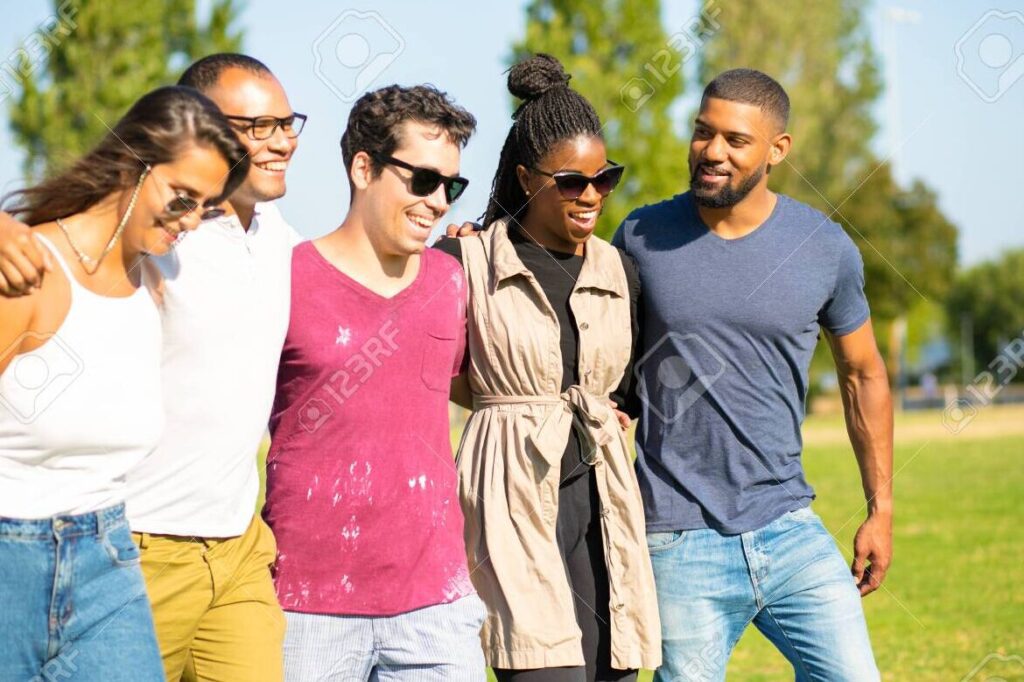 6 formas impactantes de demostrar gratitud hacia tus amigos 1 un grupo de amigos sonrientes abrazandose