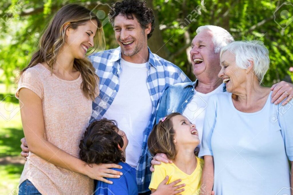 El Verdadero Valor de tu Familia: Aprende a Reconocerlo y Disfrutarlo 1 una foto de una familia sonriendo y abrazandose en un parque