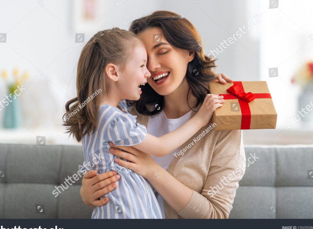 Los mejores mensajes de cumpleaños para una madre lejana 1 una foto de una madre abriendo una tarjeta de cumpleanos mientras mira con carino hacia la camara