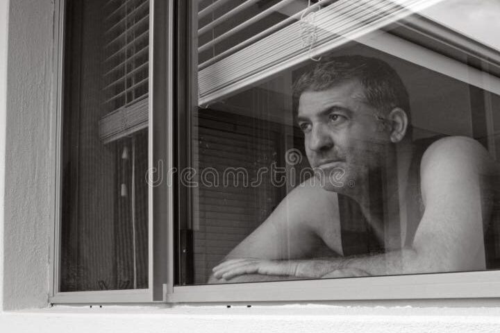 Despedida melancólica: letras de rap tristes que expresan el adiós 1 una foto en blanco y negro de una persona mirando por la ventana con expresion triste