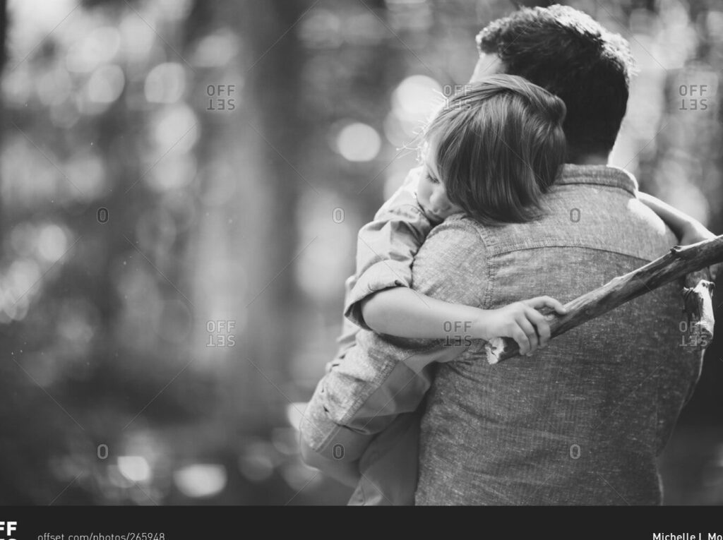 Frases emotivas para recordar a un padre fallecido en el Día del Padre 1 una fotografia en blanco y negro de un padre abrazando a su hijo