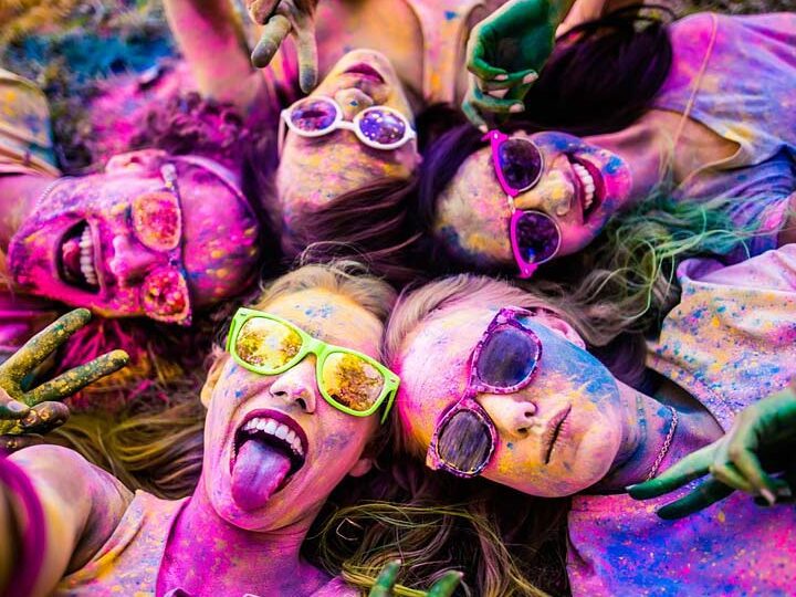 La bendición que deseo enviar en tu cumpleaños: amor, alegría y éxito 1 una imagen con colores brillantes y vibrantes que transmita felicidad y celebracion