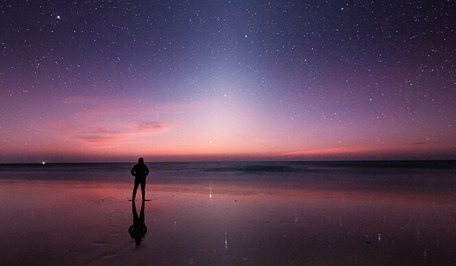 El equilibrio entre la luz y la oscuridad: cómo encontrarlo en tu vida 1 una imagen con un paisaje que muestre la transicion de la luz al atardecer y la oscuridad de la noche
