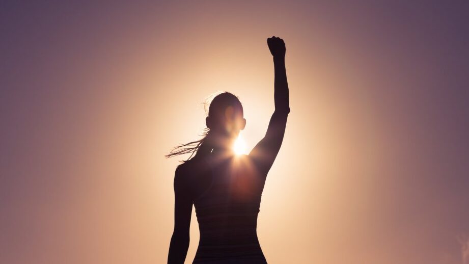 Frases de mujeres de fe: inspiración y fortaleza para tu vida 1 una imagen con una mujer sonriente y confiada rodeada de luz y con un fondo inspirador