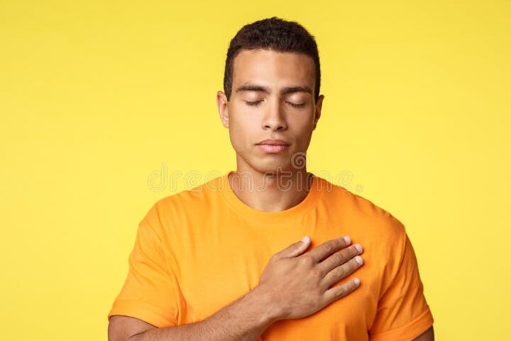 una imagen con una persona cerrando los ojos y colocando su mano en el corazon