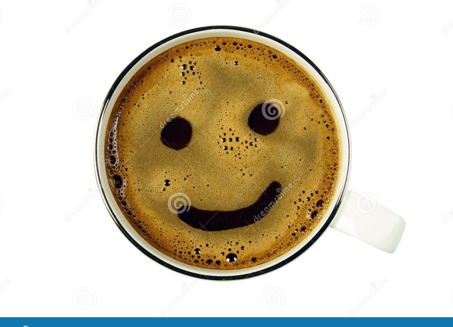 una imagen con una taza de cafe y una sonrisa dibujada en la espuma