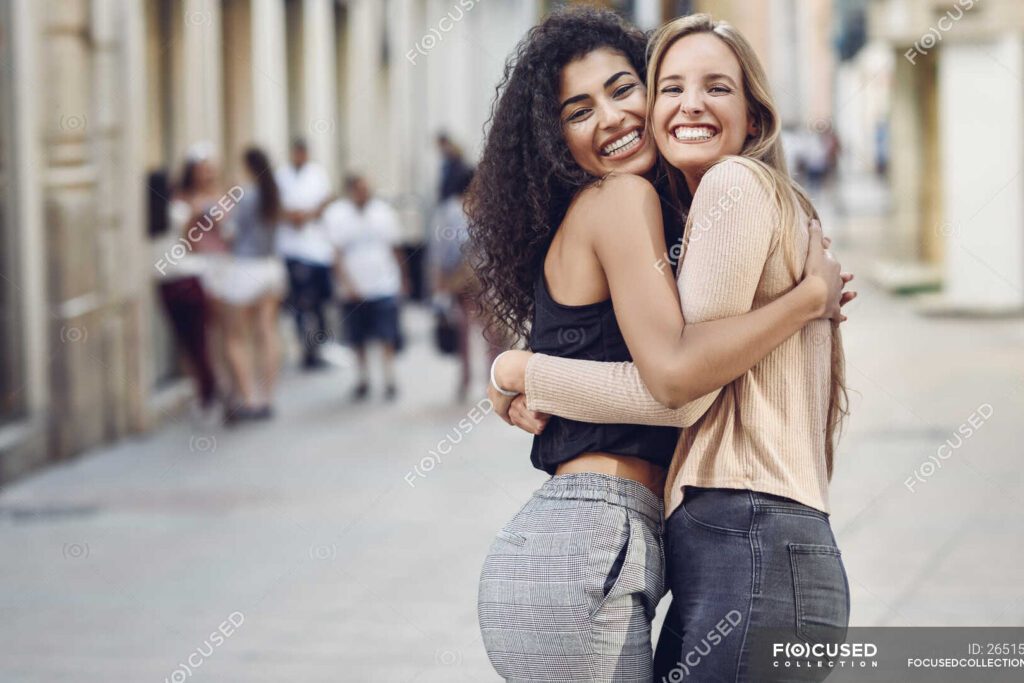 una imagen de dos amigos felices abrazandose