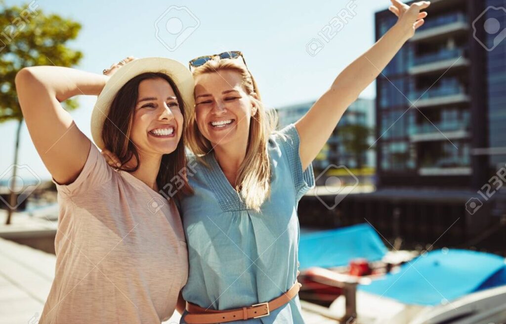 Piropos encantadores para halagar la belleza de tu amiga 1 una imagen de dos amigos sonriendo y disfrutando de un momento divertido juntos