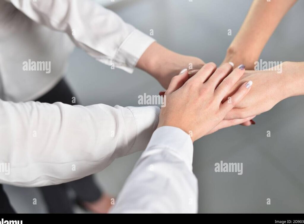 Demostrando apoyo y lealtad en momentos difíciles: consejos prácticos 1 una imagen de dos manos entrelazadas para representar apoyo y lealtad