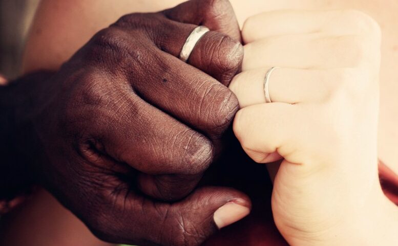 El amor no tiene límites: ¿Es posible amar a más de una persona? 1 una imagen de dos manos entrelazadas representando la conexion y el amor que trasciende fronteras