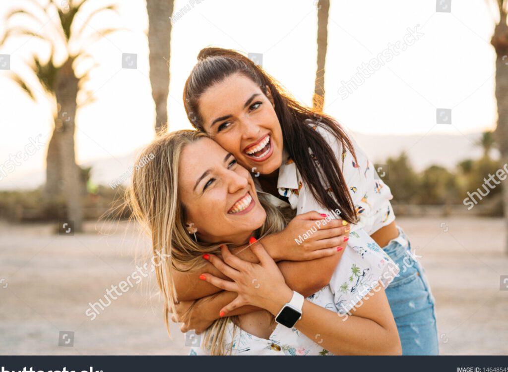 Frases cariñosas para expresar el amor a una cuñada especial 1 una imagen de dos mujeres sonrientes abrazandose
