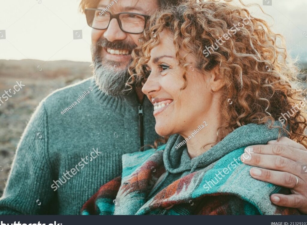 La Importancia de la Amistad: Descubre su Significado en tu Vida 1 una imagen de dos personas abrazandose y sonriendo 10