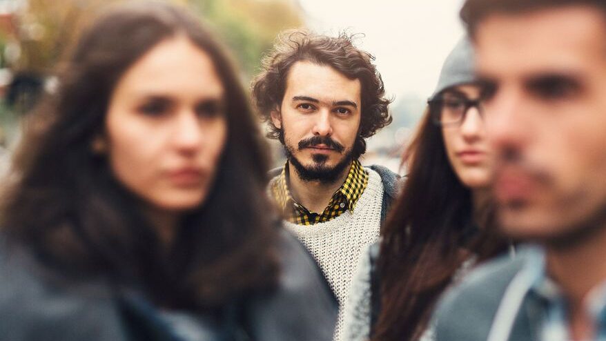 una imagen de dos personas mirandose profundamente a los ojos