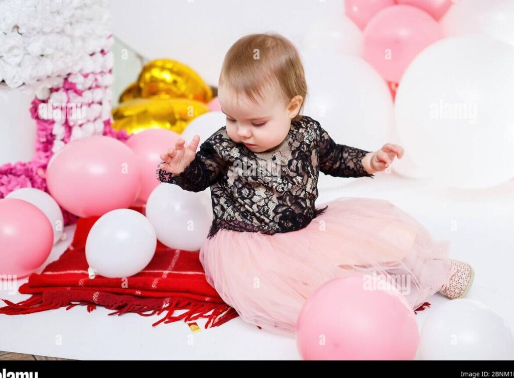 Las 10 mejores frases de cumpleaños para un bebé de 1 año 1 una imagen de un bebe sonriente rodeado de globos y confeti