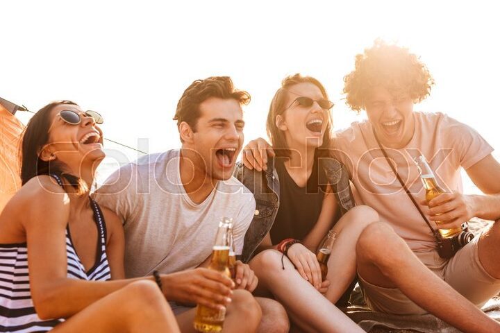 Descubre las frases más divertidas para sorprender a tu amigo secreto 1 una imagen de un grupo de amigos riendo y pasandola bien juntos