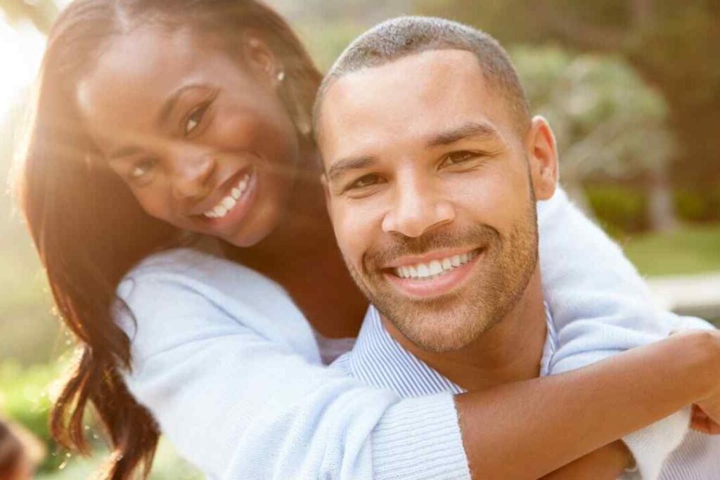 Descubre la personalidad de los hombres Virgo en el amor 1 una imagen de un hombre virgo sonriendo y abrazando a su pareja