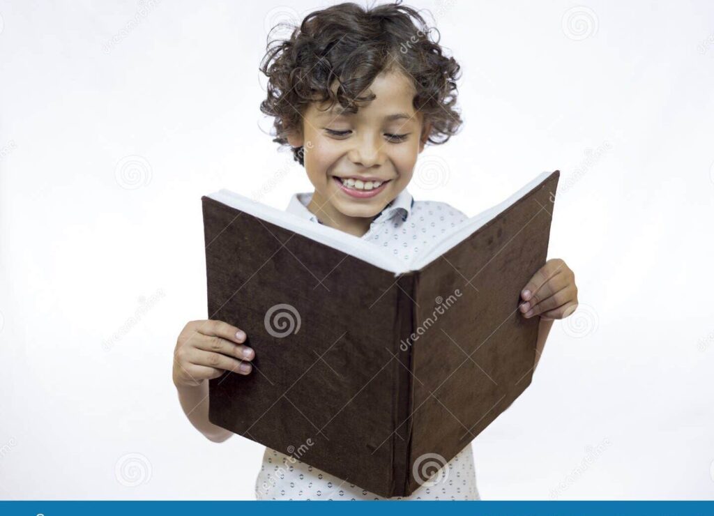 Cultiva tu pasión por aprender: consejos para despertar el amor por el conocimiento 1 una imagen de un nino sonriendo mientras lee un libro