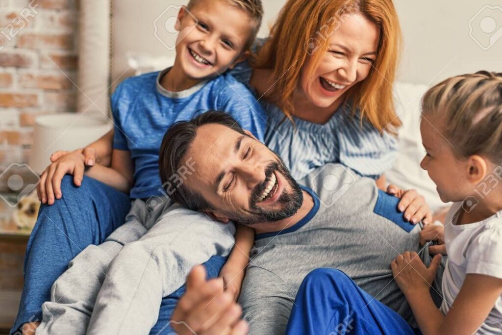Amor incondicional de padres: expresar gratitud y cariño 1 una imagen de una familia abrazandose y sonriendo