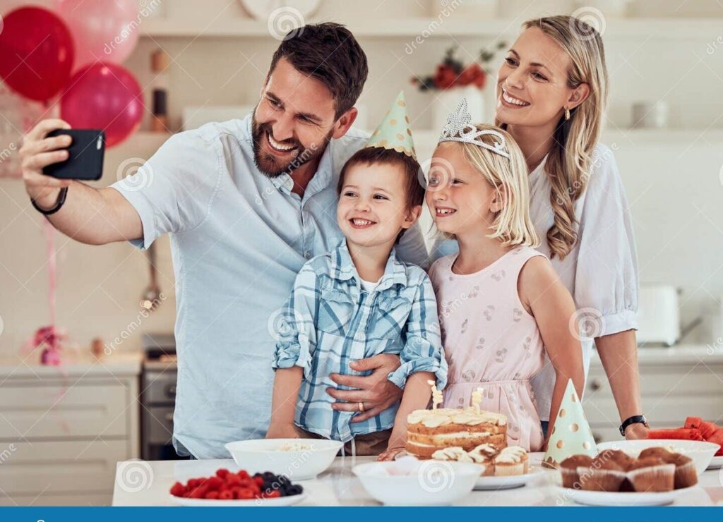 Expresa gratitud por un año más juntos: consejos e ideas inspiradoras 1 una imagen de una familia feliz celebrando con globos y sonriendo