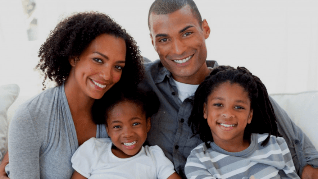 Carta de amor de padres a hija: Expresando nuestro amor incondicional 1 una imagen de una familia sonriente abrazada transmitiendo amor y conexion
