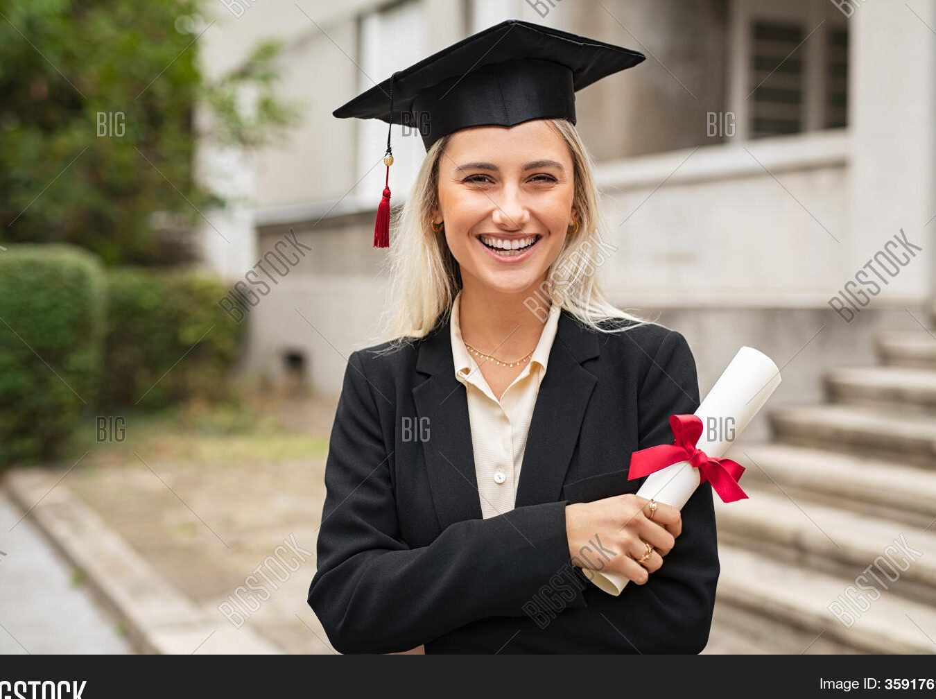 Celebra El Logro: Inspira Y Triunfa Como Graduada Universitaria