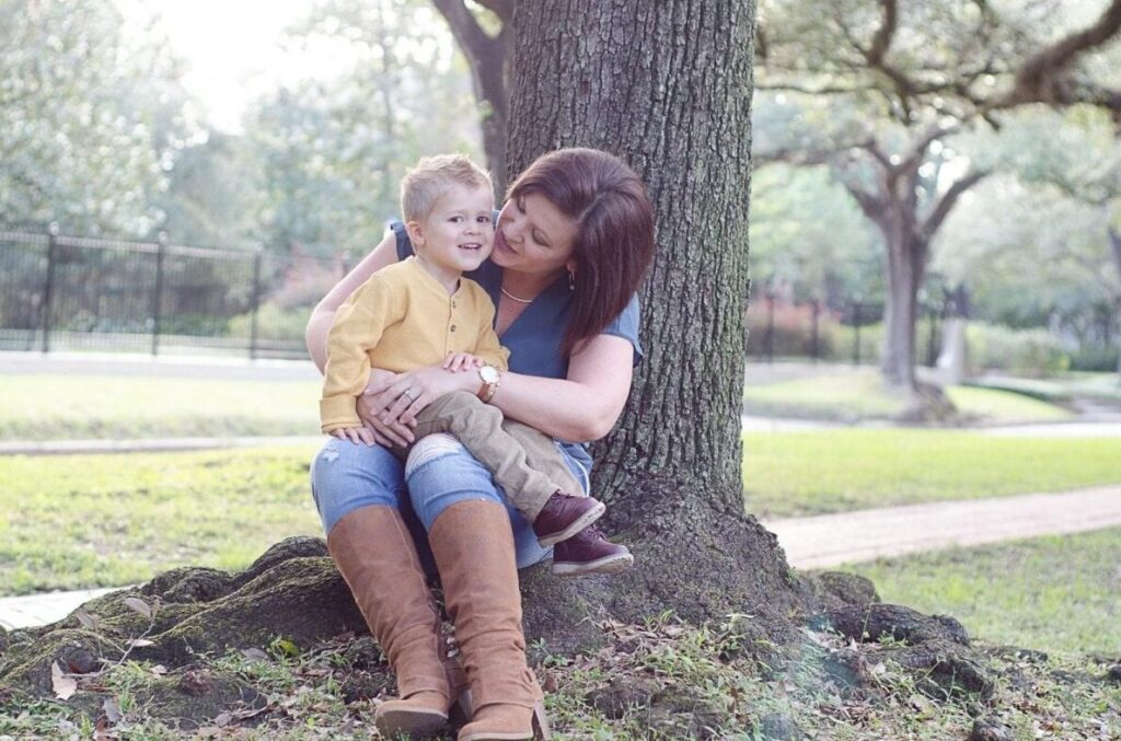 Consejos y mensajes de amor para tu hijo distante en Año Nuevo 1 una imagen de una madre sosteniendo una carta con un corazon dibujado con una expresion de amor y esperanza en su rostro