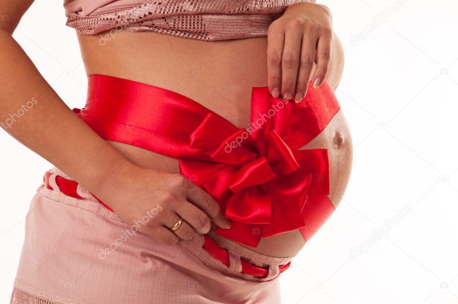 La mejor manera de anunciar tu embarazo en redes sociales 1 una imagen de una mujer embarazada sosteniendo un cartel que dice estamos esperando con un fondo colorido y alegre