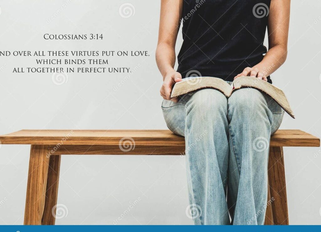 Frases inspiradoras para mujeres cristianas: Fortaleza en la fe 1 una imagen de una mujer orando con una biblia abierta frente a ella