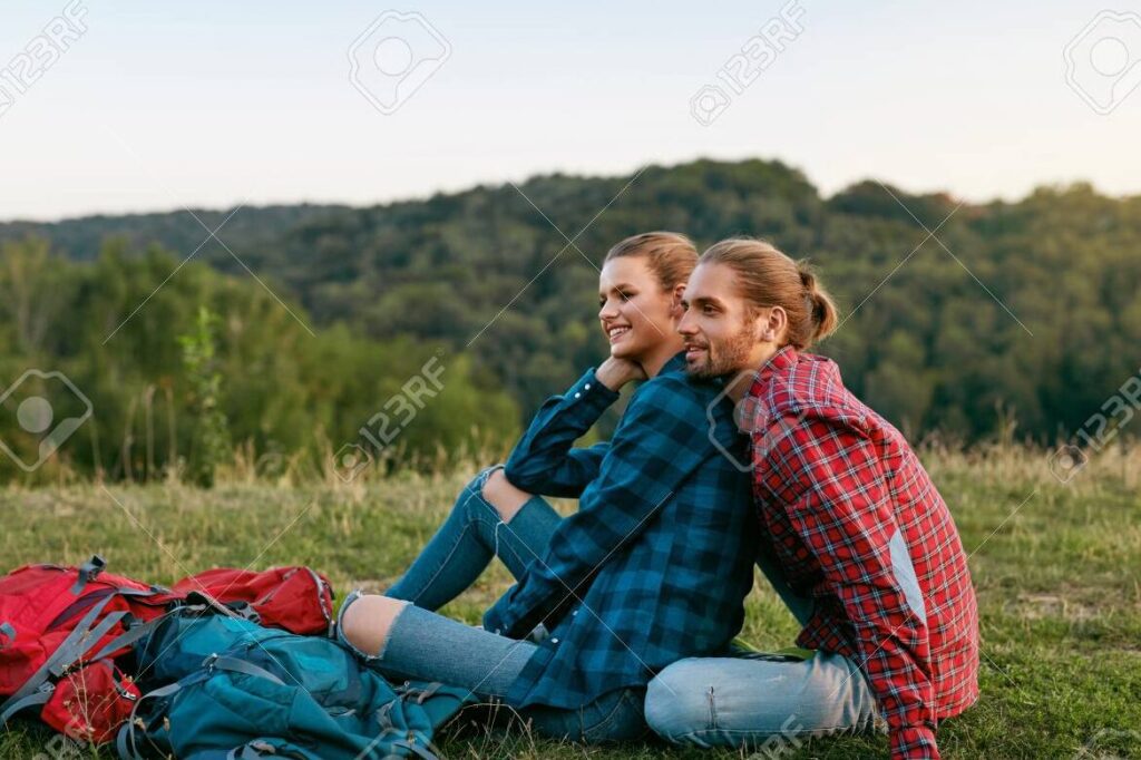 10 mensajes de buen viaje para enamorar a tu ser amado 1 una imagen de una pareja abrazandose y sonriendo mientras viajan juntos en un hermoso paisaje