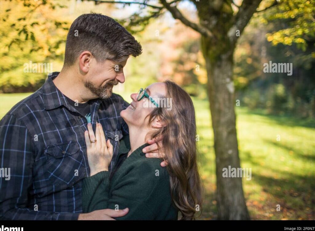 La historia detrás de la canción "Me enamoré al verla por primera vez" 1 una imagen de una pareja de jovenes abrazados en un parque sonriendo y mirandose profundamente a los ojos