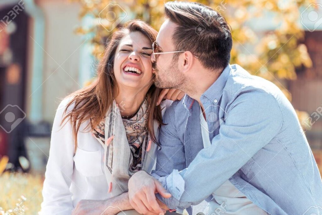 Carta de amor: Expresando mi deseo de estar siempre contigo 1 una imagen de una pareja feliz abrazandose y sonriendo 5