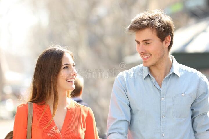 Comunicación efectiva sobre celos: clave para una relación saludable 1 una imagen de una pareja joven conversando y sonriendo frente a un fondo colorido y alegre