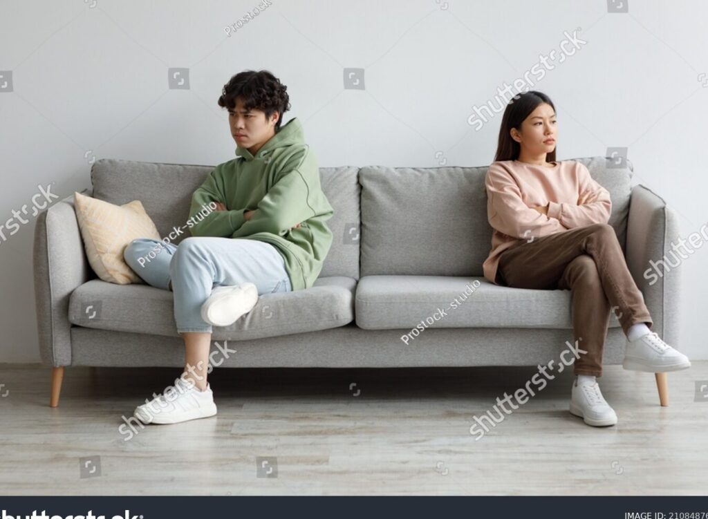 10 señales seguras para saber si tu pareja te está engañando 1 una imagen de una pareja sentada en un sofa con expresiones de tension y distanciamiento entre ellos