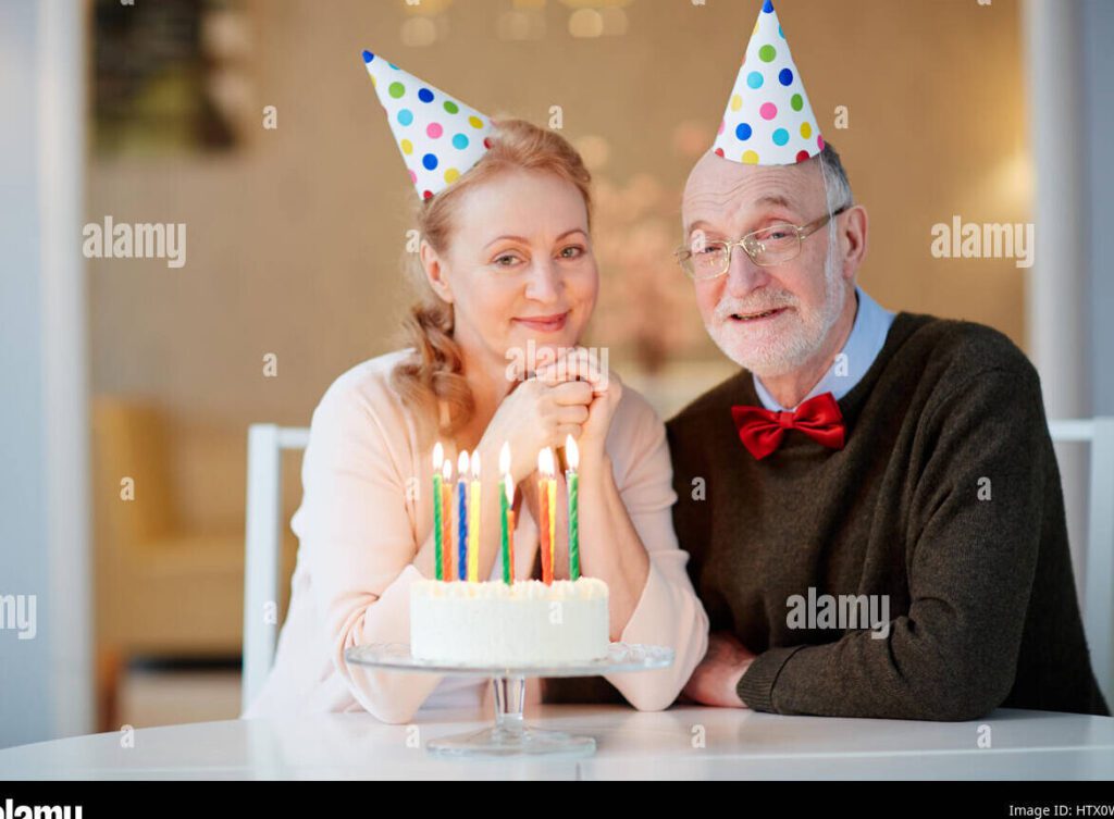 10 ideas para expresar tu amor en su cumpleaños y hacerlo inolvidable 1 una imagen de una pareja sonriente celebrando un cumpleanos juntos