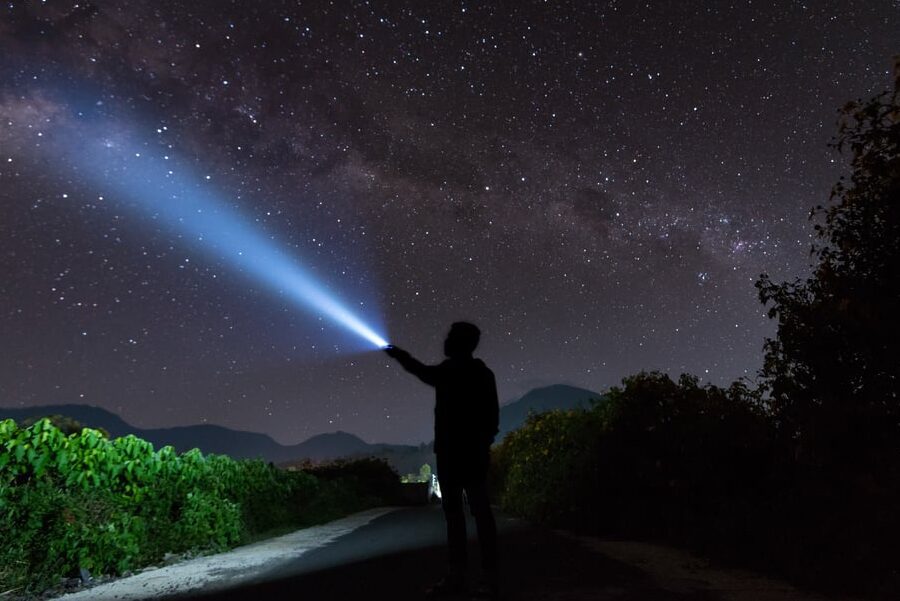 Reflexiones nocturnas: pensamientos profundos para soñar 1 una imagen de una persona mirando las estrellas en la oscuridad de la noche