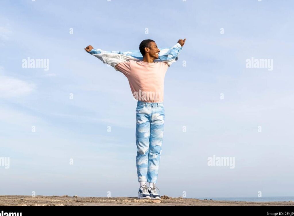 Frases inspiradoras para fomentar la confianza y creer en ti 1 una imagen de una persona saltando con los brazos extendidos hacia el cielo