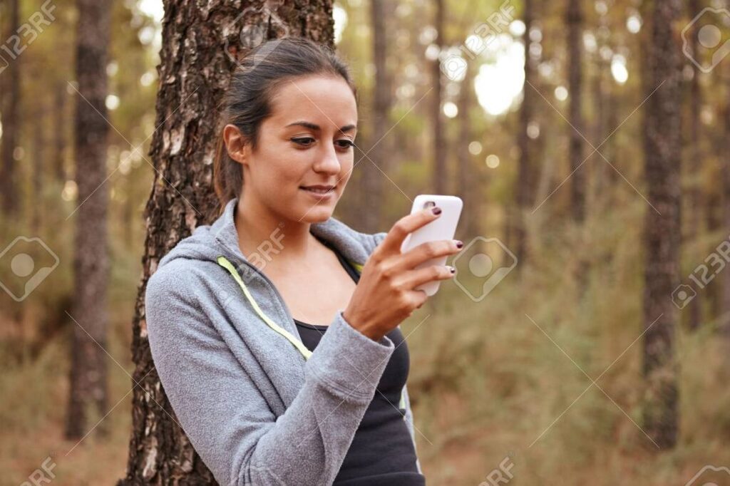 Descubre cómo ser más agradecido y feliz en tu vida 1 una imagen de una persona sonriendo y rodeada de naturaleza 1