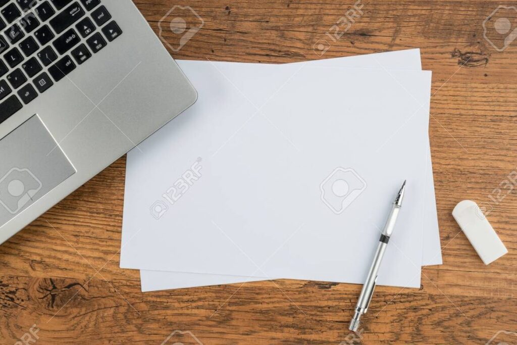 Cartas inspiradoras de escritores famosos: una mirada íntima 1 una imagen de una pluma y papel en un escritorio