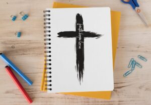 Pasos para escribir una carta cristiana significativa: guía práctica 4 una imagen de una pluma y un papel con una cruz cristiana dibujada