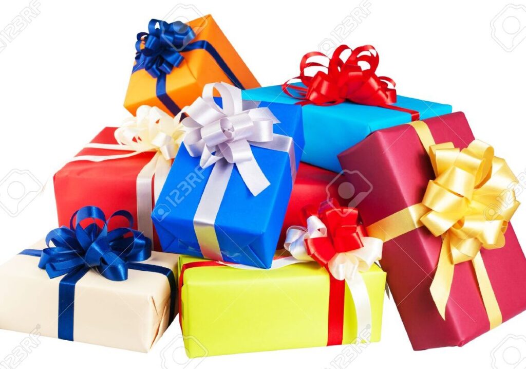 Regalos económicos y originales para amigas de la novia 1 una imagen de varias cajas de regalo de diferentes tamanos y colores con lazo y papel de regalo sobre un fondo blanco