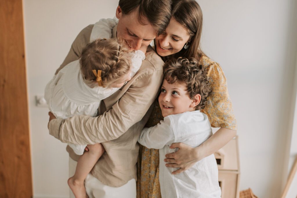 Frases de agradecimiento a mis padres: un homenaje merecido 1 una imagen que muestre una familia feliz abrazandose