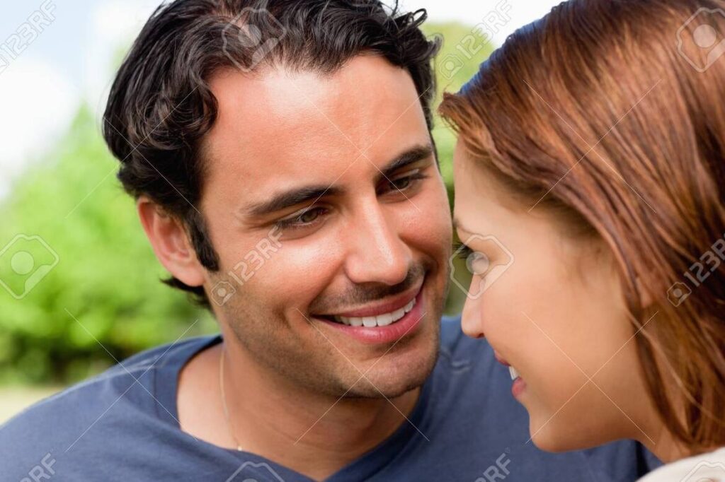 Las 10 mejores frases para declarar tu amor a una amiga 1 una imagen romantica con dos personas sonriendo y mirandose a los ojos