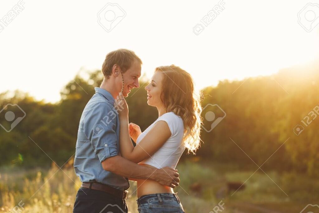 Poemas de amor: Cómo expresar en versos lo que significas para mí 1 una imagen romantica de una pareja abrazada mirandose a los ojos y sonriendo