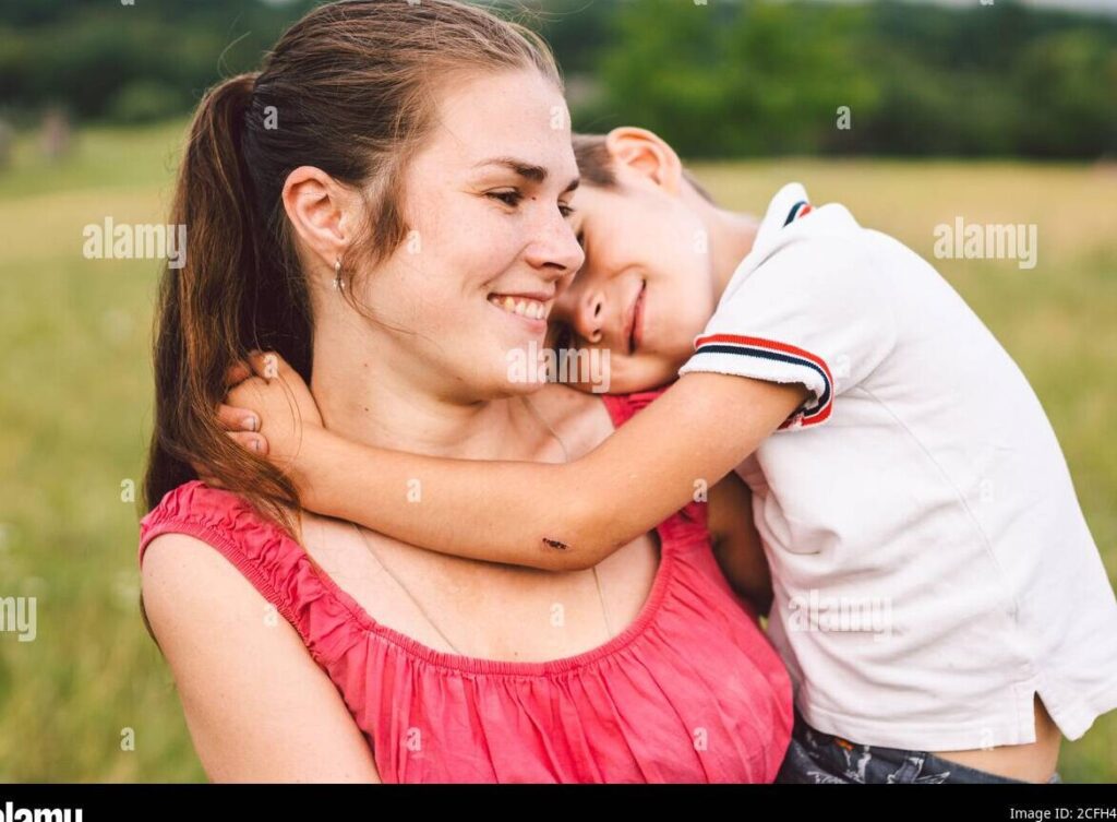 9 formas de expresar con orgullo tu amor y admiración por tu hijo 1 una madre abrazando alegremente a su hijo