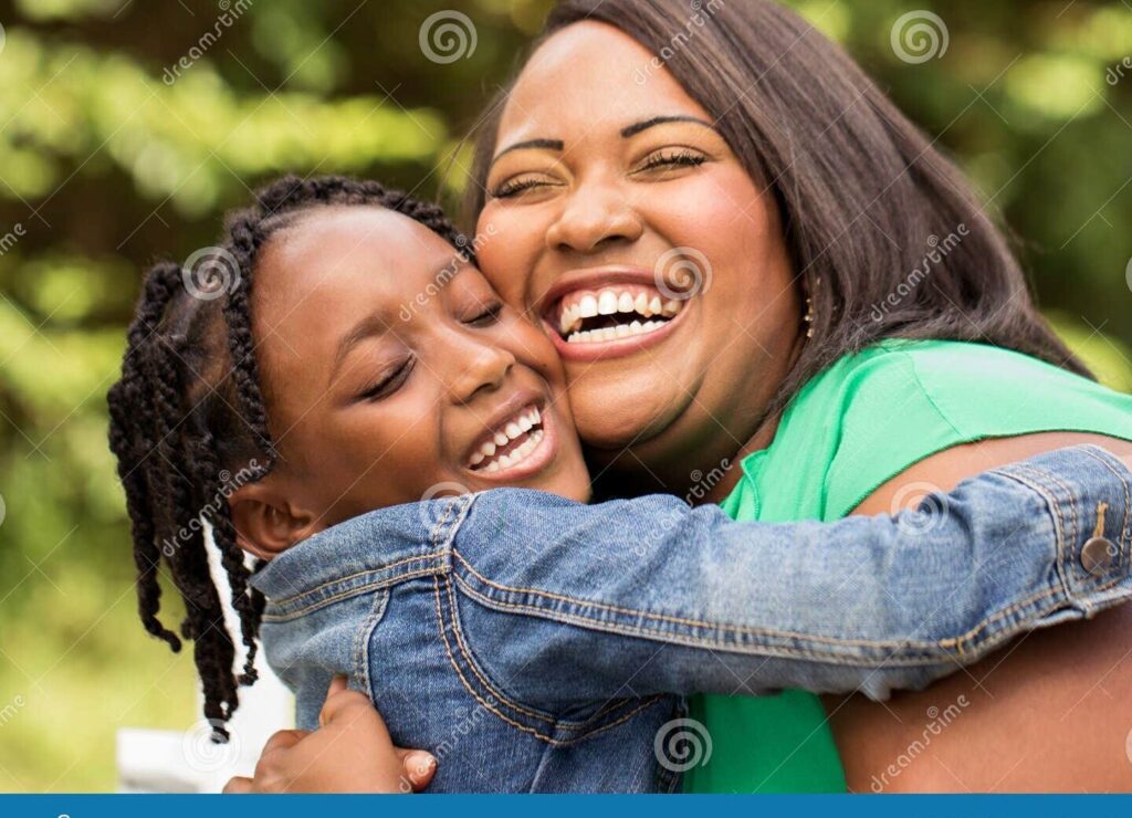 Consejos para fortalecer el vínculo madre-hijas 1 una madre sonriendo mientras abraza a su hija