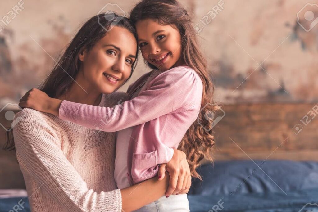 Los mejores poemas de amor de una madre a su hija: una conexión eterna 1 una madre y su hija abrazadas sonriendo y mirandose afectuosamente